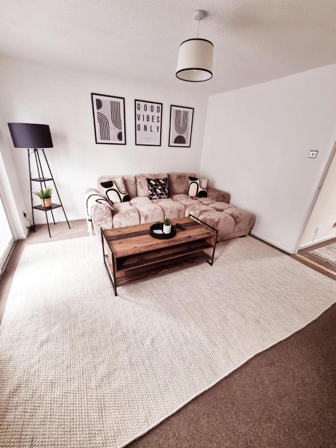 2 Bed Cosy Aylesbury House With Parking Apartamento Stone  Exterior foto